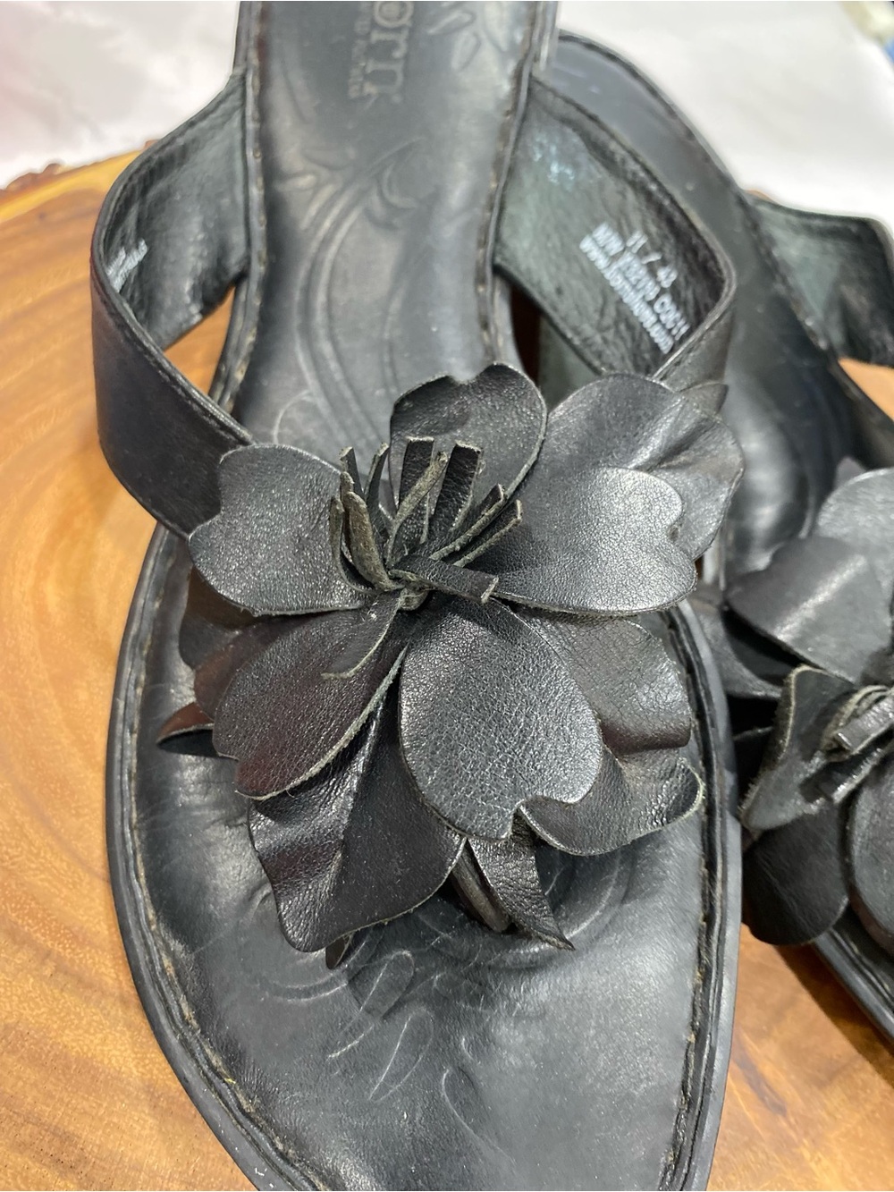 Born Women’s Gidget/Gidgett Black Leather Flower Flip Flop Sandals Size 11/43 - Picture 3 of 11